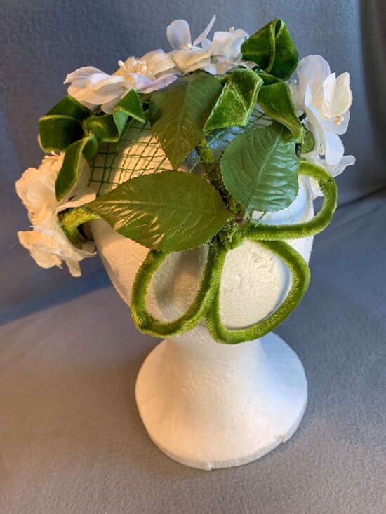 Vintage Ladies Floral Green & White Headpiece Hat Velvet Leaves & Mesh Accents main image 4